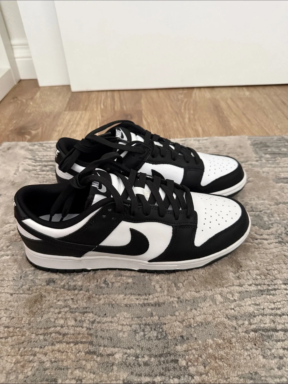 Nike Black and White Men's Low-Top Sneakers